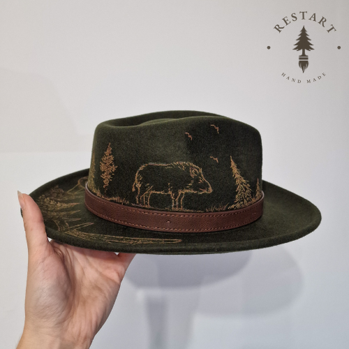 Kapelusz z motywem lasu i zwierząt
