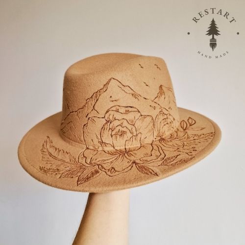 Kapelusz Góry i kwiaty